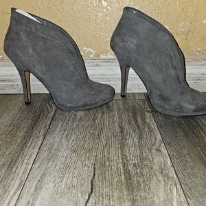 Elegant Gray Suede Ankle Boots Womens Apt. 9 Heels Shoes Size 7